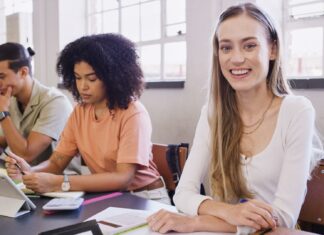安省拟将金融素养测试纳入高中毕业要求 学生与新移民家庭面临适应挑战