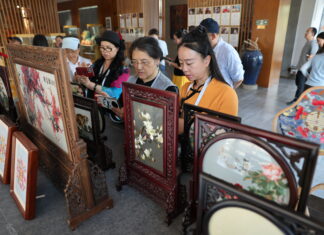 指尖上的非遗:海外华媒在成都郫都看见传承新景