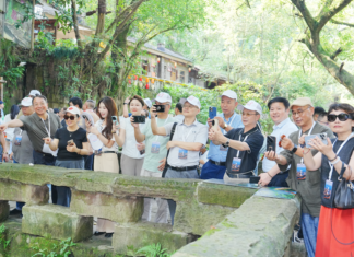 海外华媒走进金刚碑历史文化街区 感受山水江村里的城市记忆